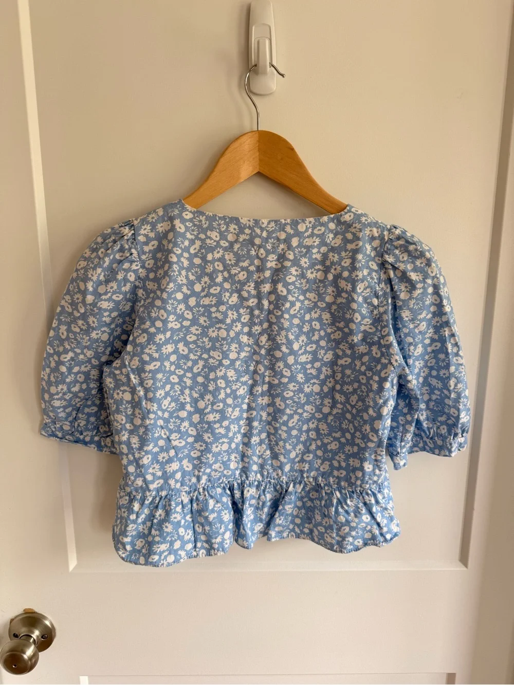 ZARA Light Blue Floral V-Neck Puff Sleeve Peplum Top